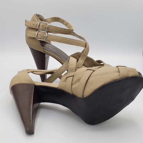 Kristin Davis Tan Leather Platform Heels - Picture 7 of 9